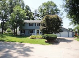 17 Sunset Cir, Bettendorf, IA 52722