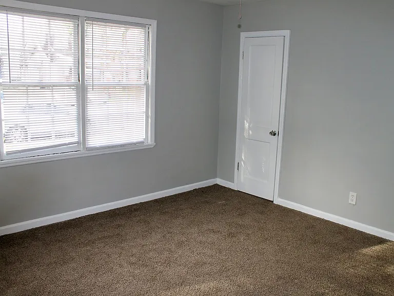 630 W 38th St — Photo 10