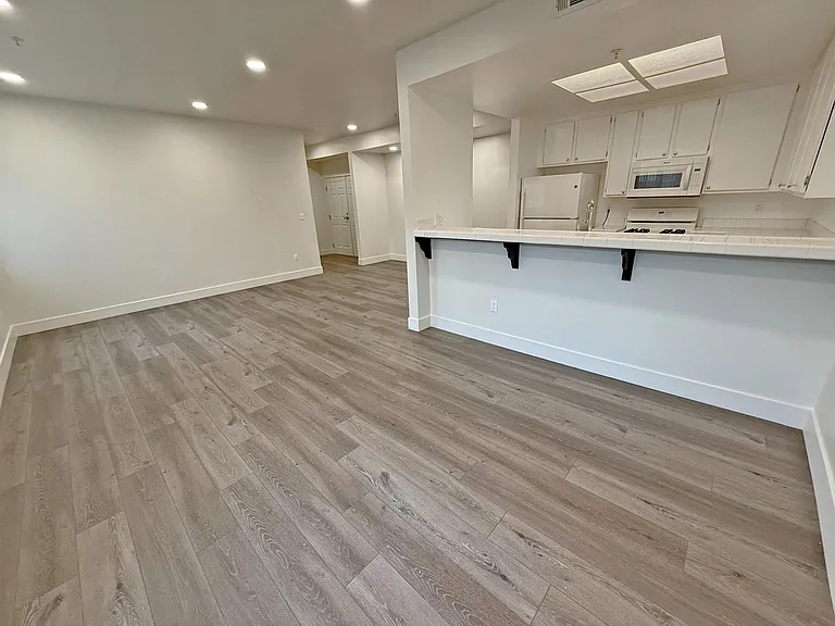 4328 Mammoth Ave #201 — Photo 14
