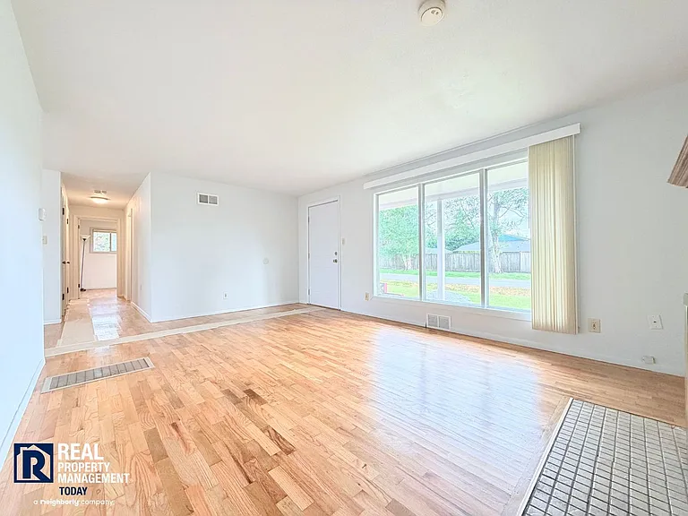 319 104th St E — Photo 2