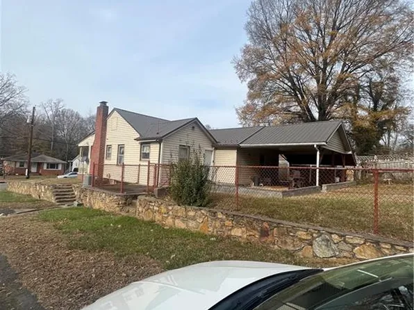 2901 NE Gilmer Ave, Winston Salem, NC 27105