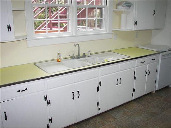Large Kitchen with Stove, Dishwasher and Refrigerator.