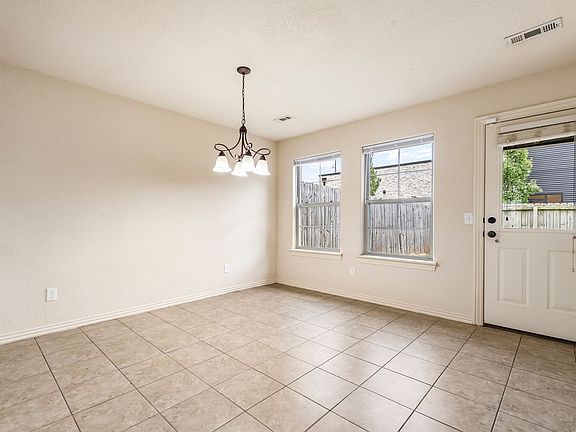 4th image of 924 Kensington Dr