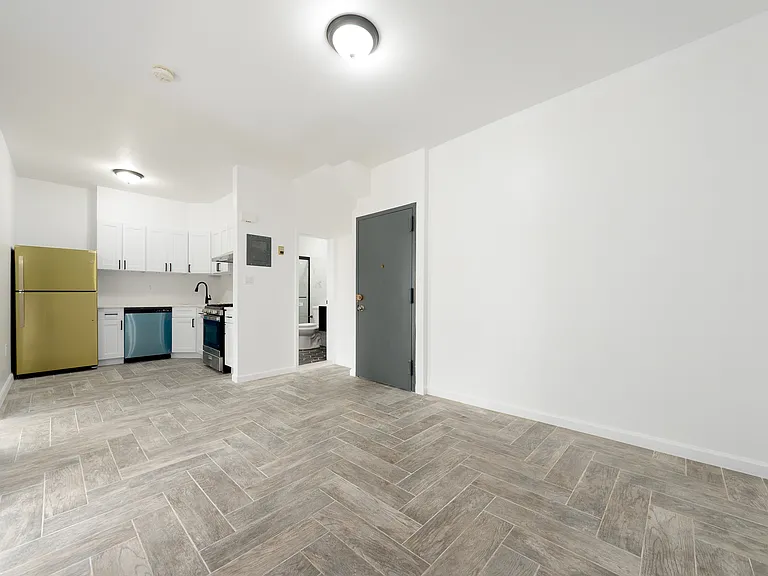 1538 Gates Ave #2F — Photo 6