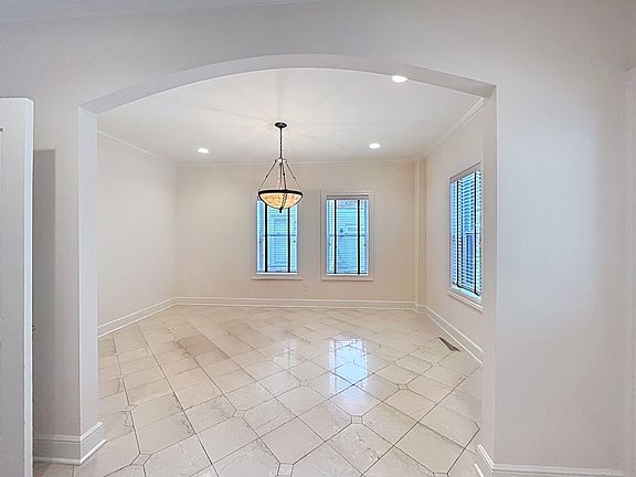 4th image of 2033 Fairview Ave #1