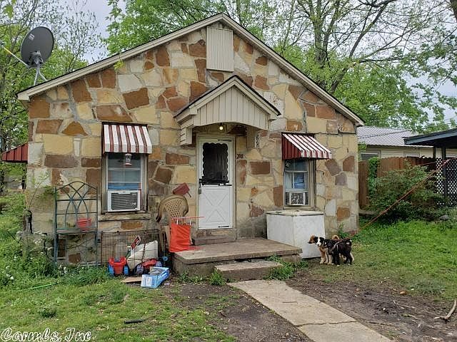 2nd image of 560 Searcy St