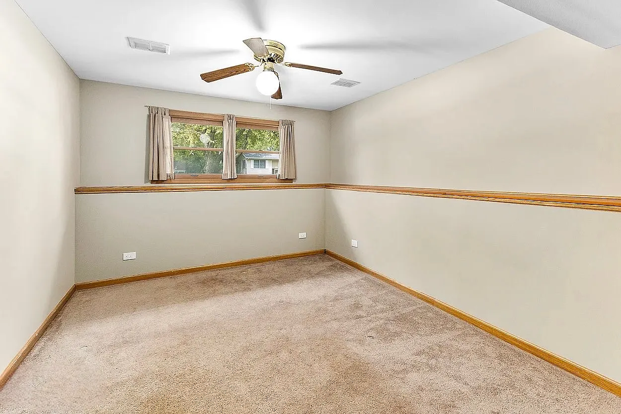 3 bed, 1037 sqft, $2,179 — Photo 2