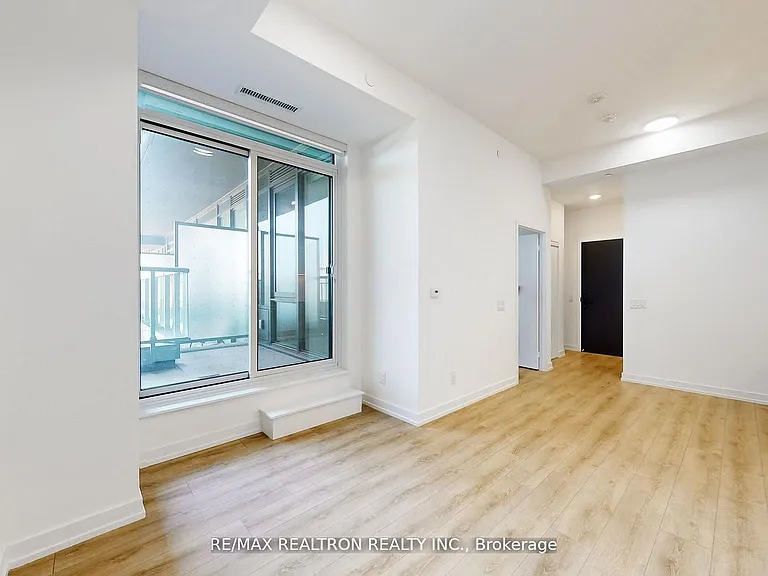 500 Dupont St #301 — Photo 28