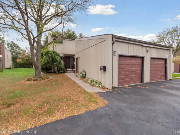 25085 Woodvale Dr N, Southfield, MI 48034