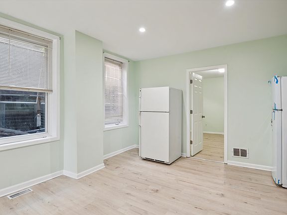 Spacious Kitchen with eat-in kitchen area