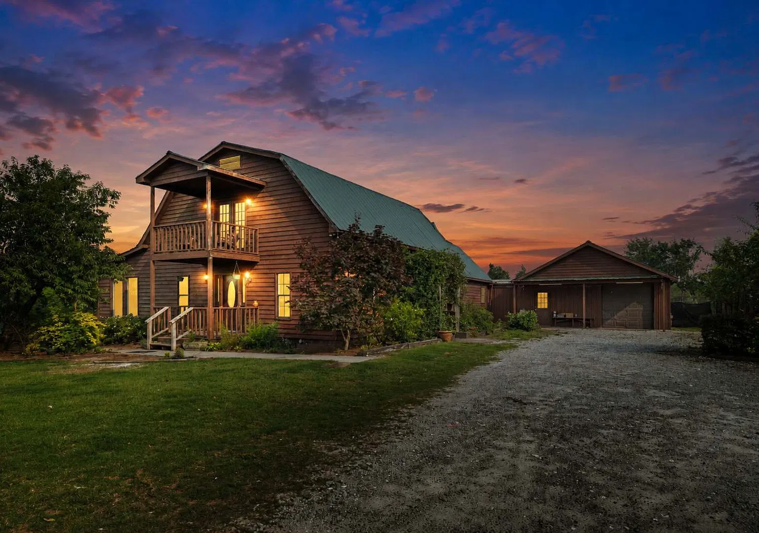 5-Acre Historic Home with Pool, Fishing Pond, Game Room & Outdoor Bar — Photo 2