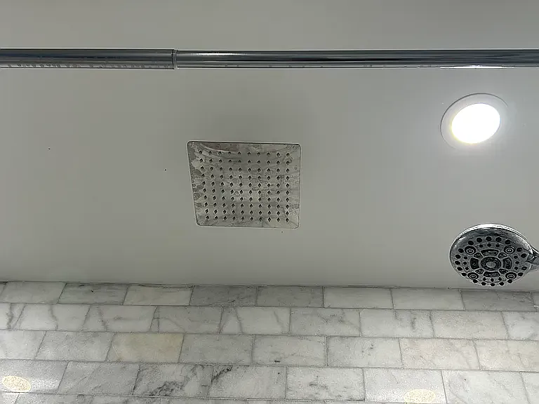 Rain shower Queen bath 1
