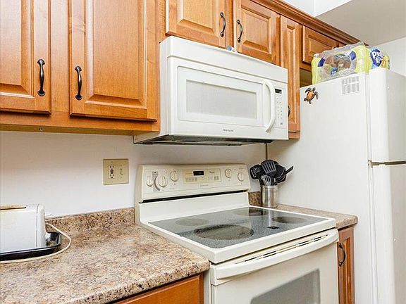 5th image of 4362 Chateau De Ville Dr APT A