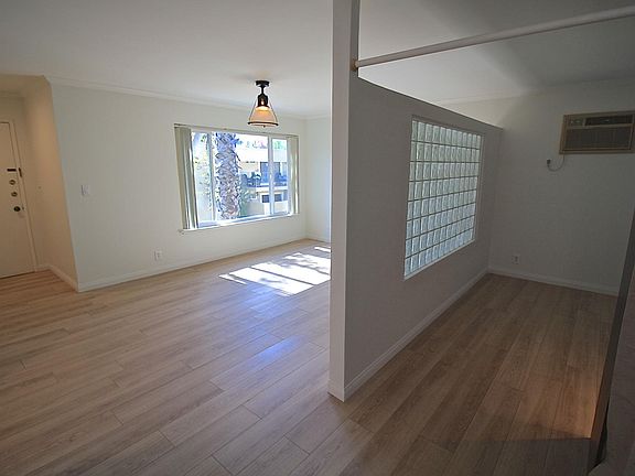 5th image of 11138 Aqua Vista St APT 49