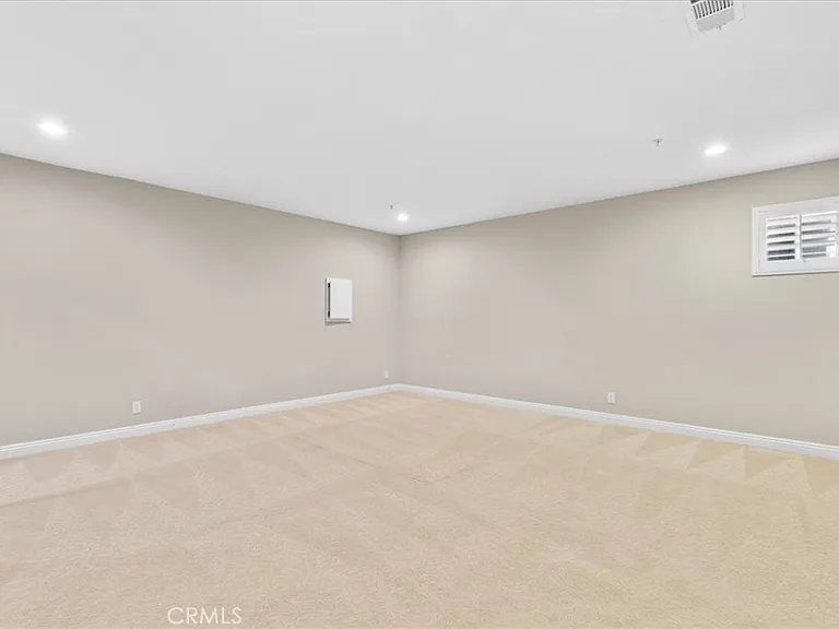 540 W 25th St — Photo 37