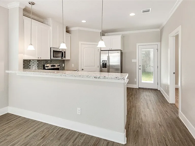 1410 Holleman Dr — Photo 6