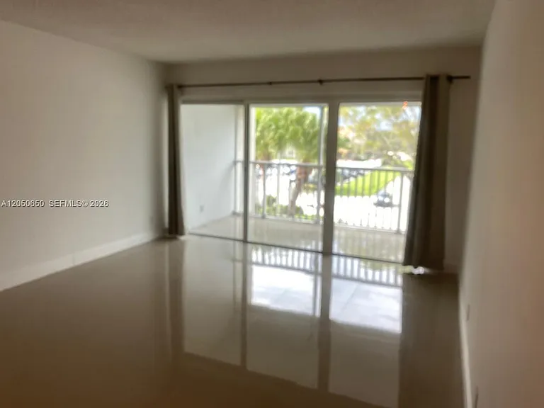 100 Lakeview Dr #316 — Photo 2