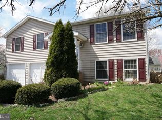 34 Pembroke Ln, Falling Waters, WV 25419