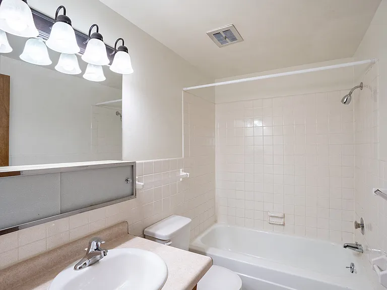 Fargo, ND Hawn Apartments | Bathroom