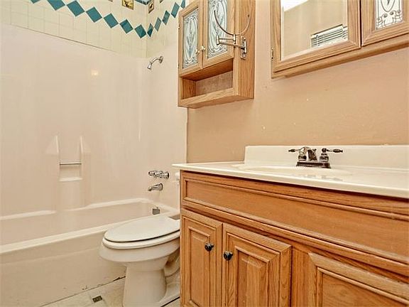 3rd image of 907 Speer Ln
