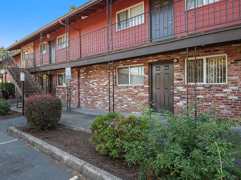 Colonial Villa Apartments — Photo 13