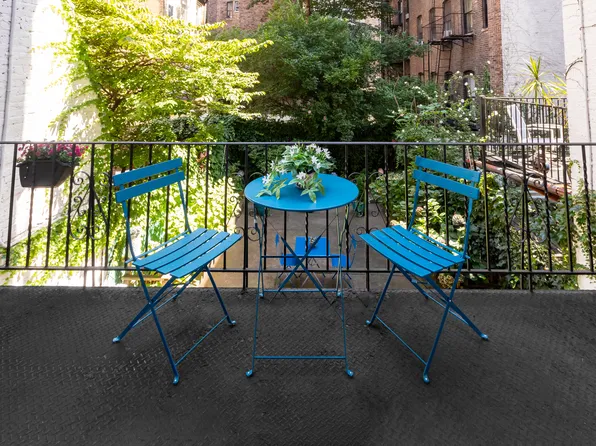 193 Waverly Place image 3 of 22