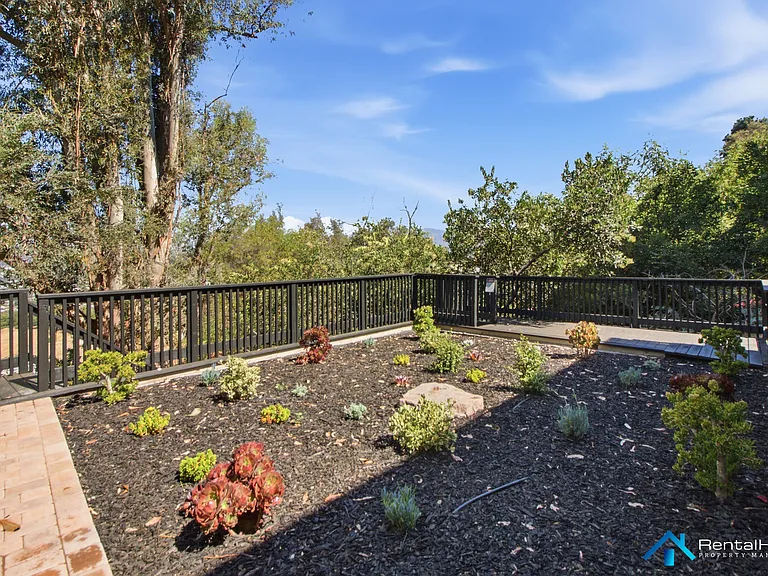 2433 Hines Dr — Photo 22