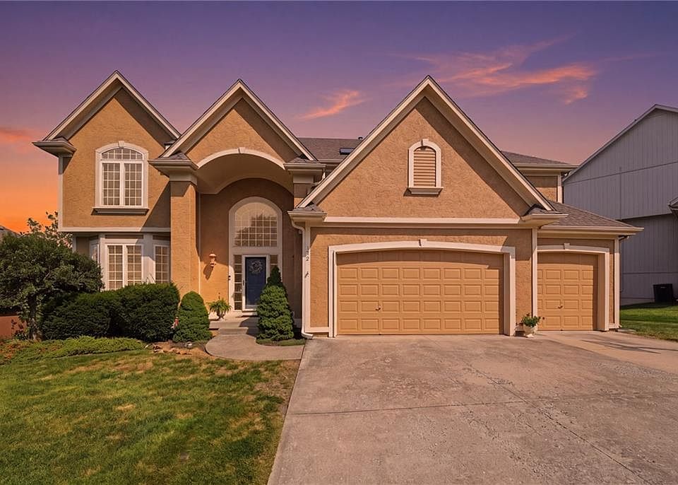 1st image of 172 NE Hidden Ridge Ln