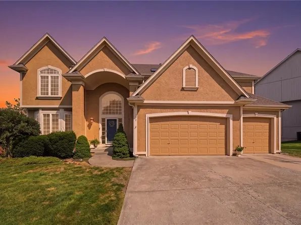 172 NE Hidden Ridge Ln, Lees Summit, MO 64064