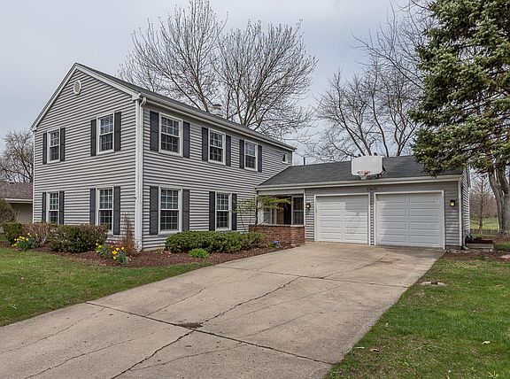 3rd image of 23W122 Sherbrooke Ln