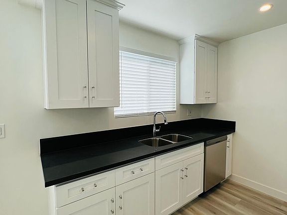 4th image of 3844 Potomac Ave #17