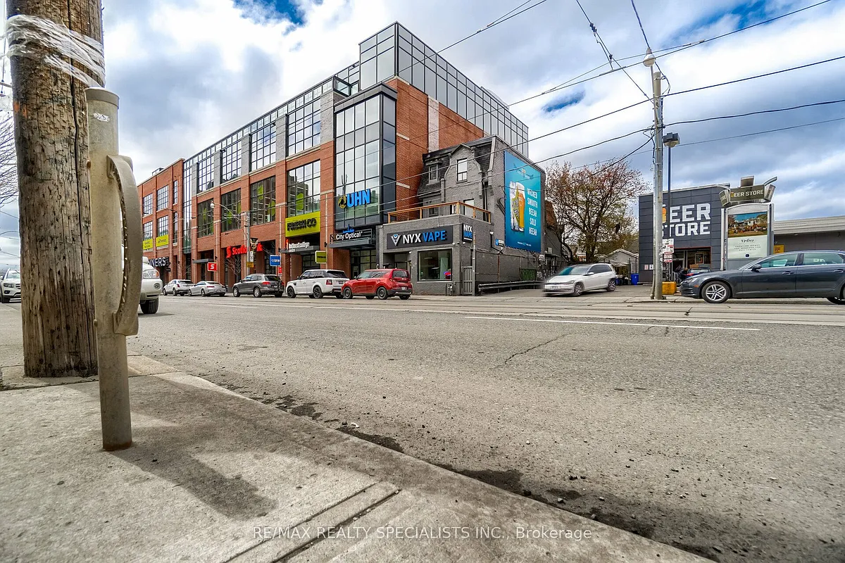 Building Photo - 450 Bathurst St #1