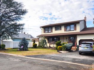 27 Henley St, Woodbridge, NJ 07095