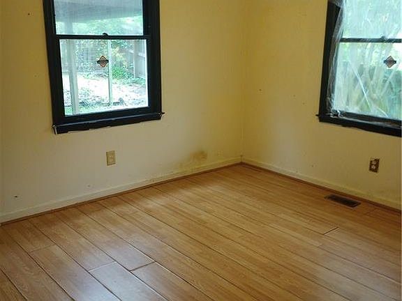 3rd image of 3905 Peterson Ave