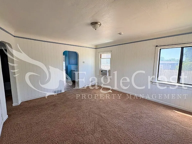 1001 W Chestnut St — Photo 8