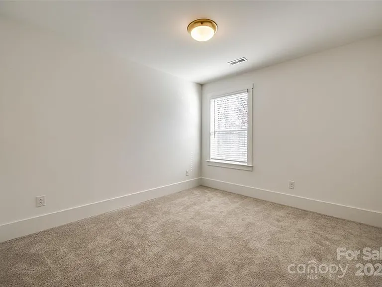 1237 Eastway Dr — Photo 4