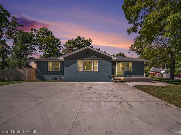 605 E Shore Dr, Whitmore Lake, MI 48189