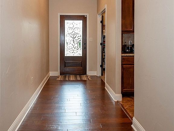 4th image of 5740 Nicole Ln