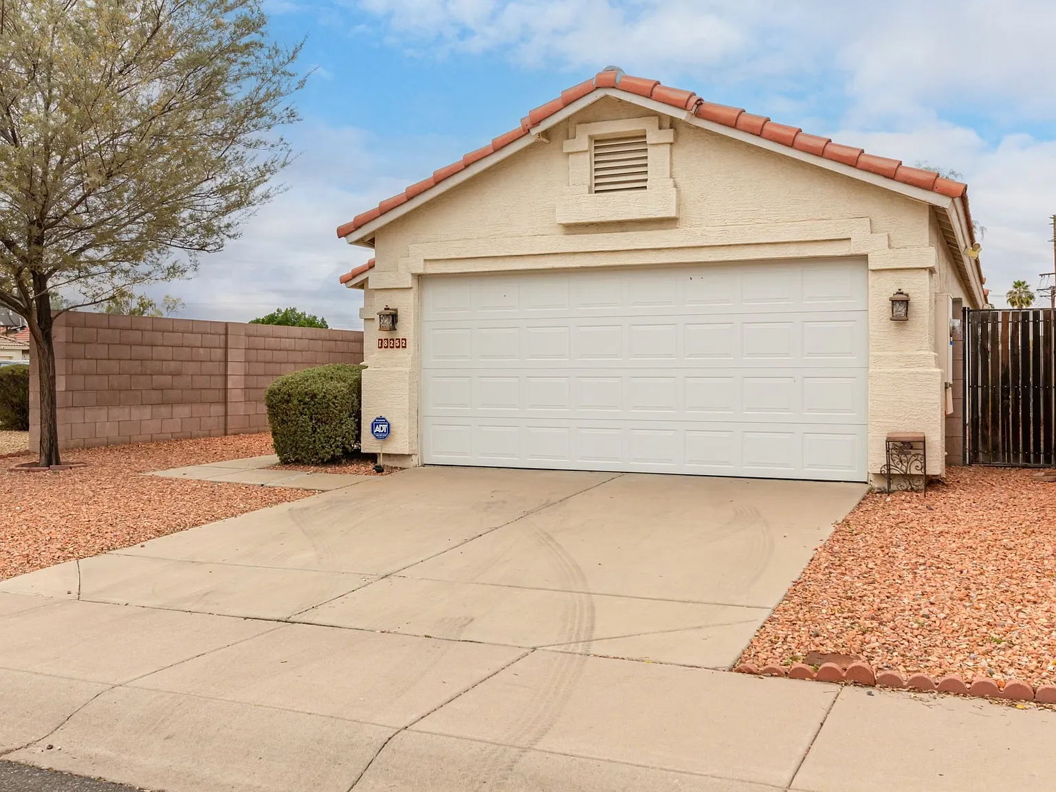 3 bed, 1301 sqft, $2,150 — Photo 1