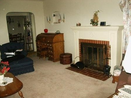 Large living room w/fireplace