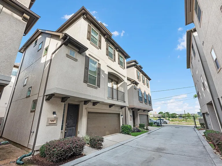 458 N Live Oak St — Photo 2