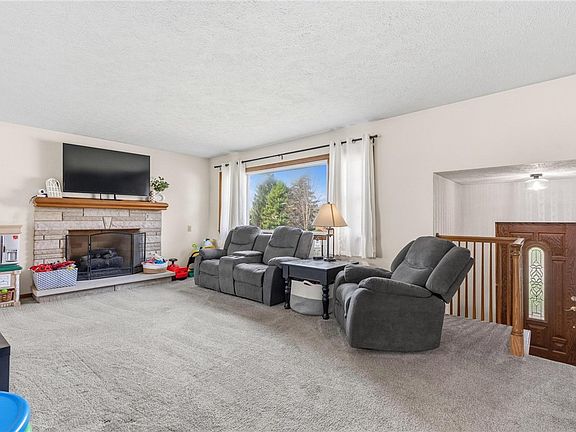 3rd image of 709 Park Dr