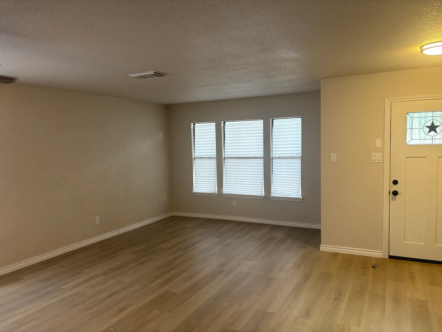 3 bed, 2.5 bath, 2570 sqft, $2,400 — Photo 4