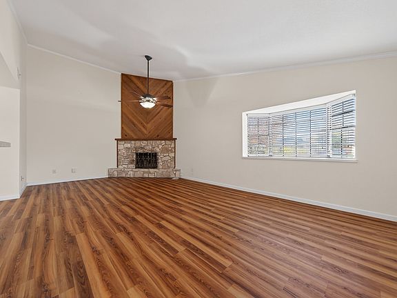 3rd image of 609 Oak Park Dr