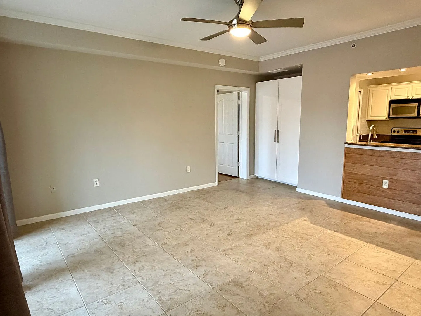 Annual Rental - Unfurnished 2 Bed / 2 Bath At Positano Place — Photo 2