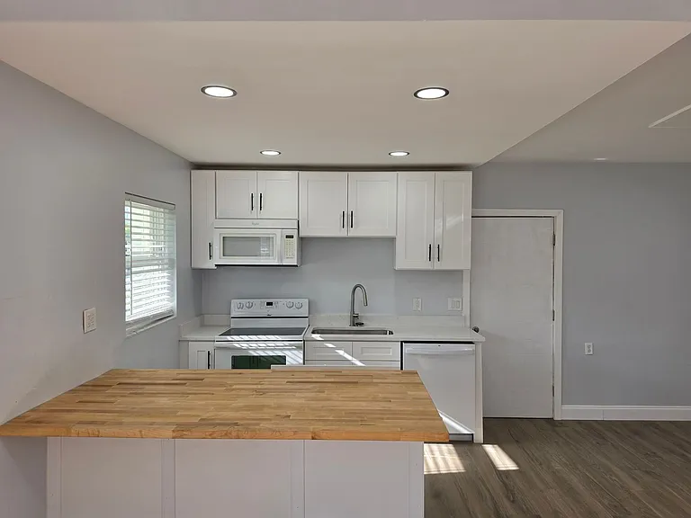 1004 Catherine St — Photo 10