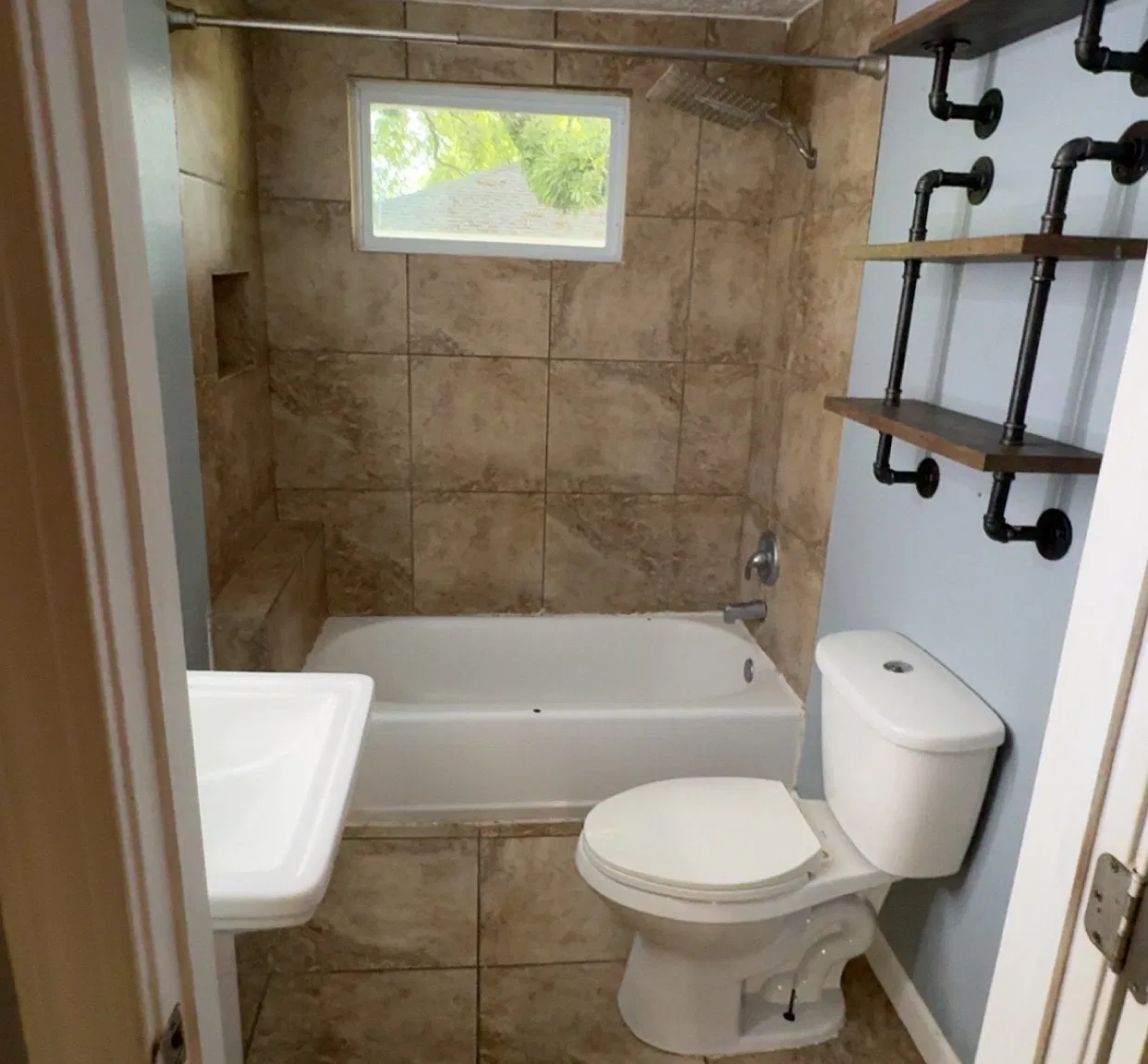 1618 Commercial St — Photo 4