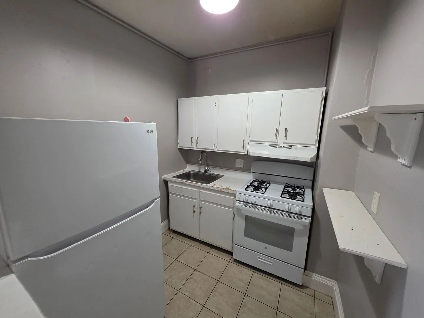 Packard's Corner Area of Allston. Heat and Hot Water Included, Laundry on a Site, Eat-in Kitchen — Photo 4