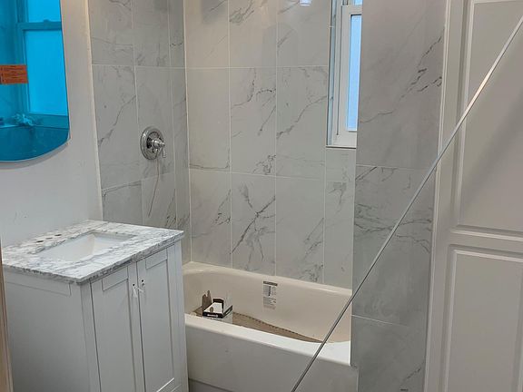 4th image of 2915 N Wisner Ave #2
