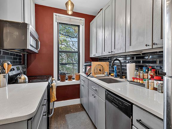 3rd image of 35 Clarkson Ave APT 4D